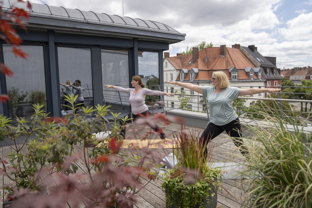 Nach einer kurzen Yoga-Einheit fühlen sich alle Mitarbeitenden wieder frisch und bereit, konzentriert und motiviert weiterzuarbeiten.